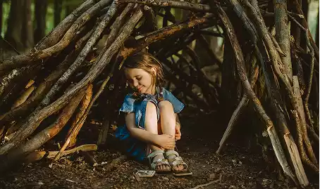 Dziecko z naturalnymi materiałami